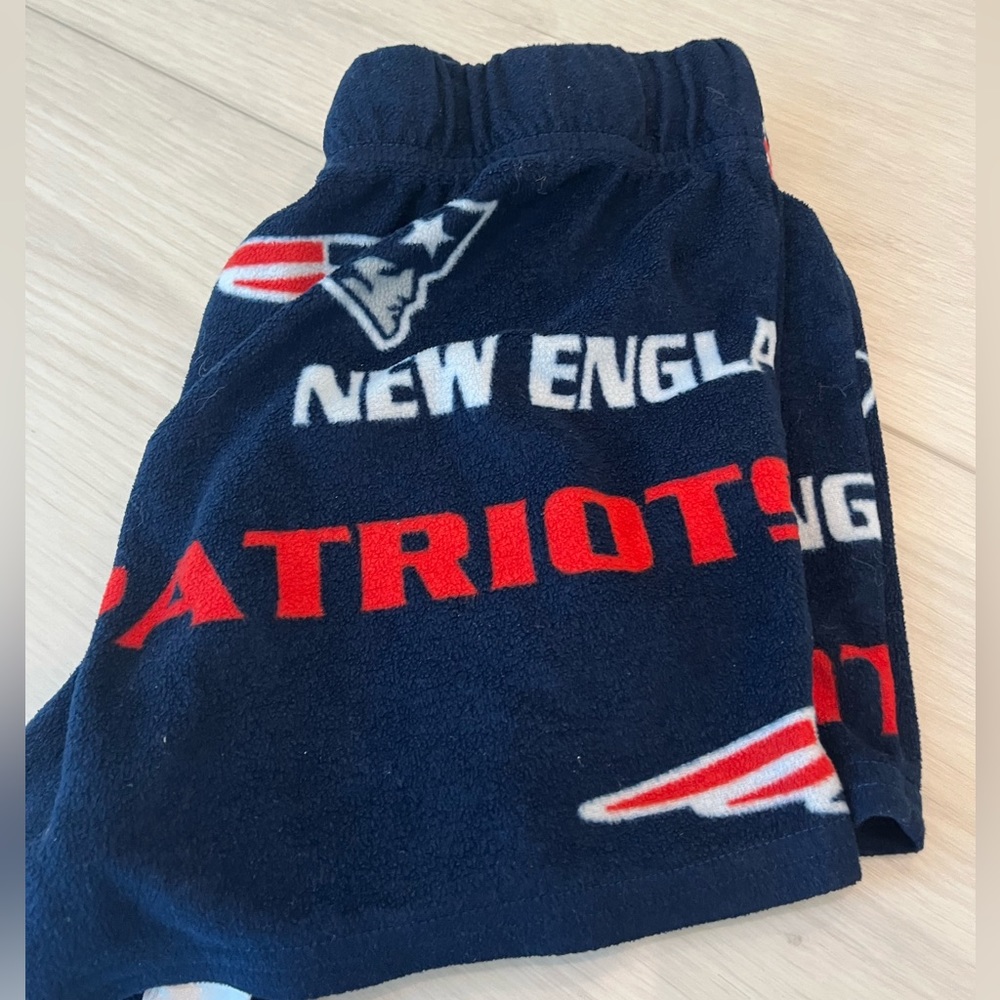 NFL New England Patriots Fleece Shorts - Picture 3 of 3